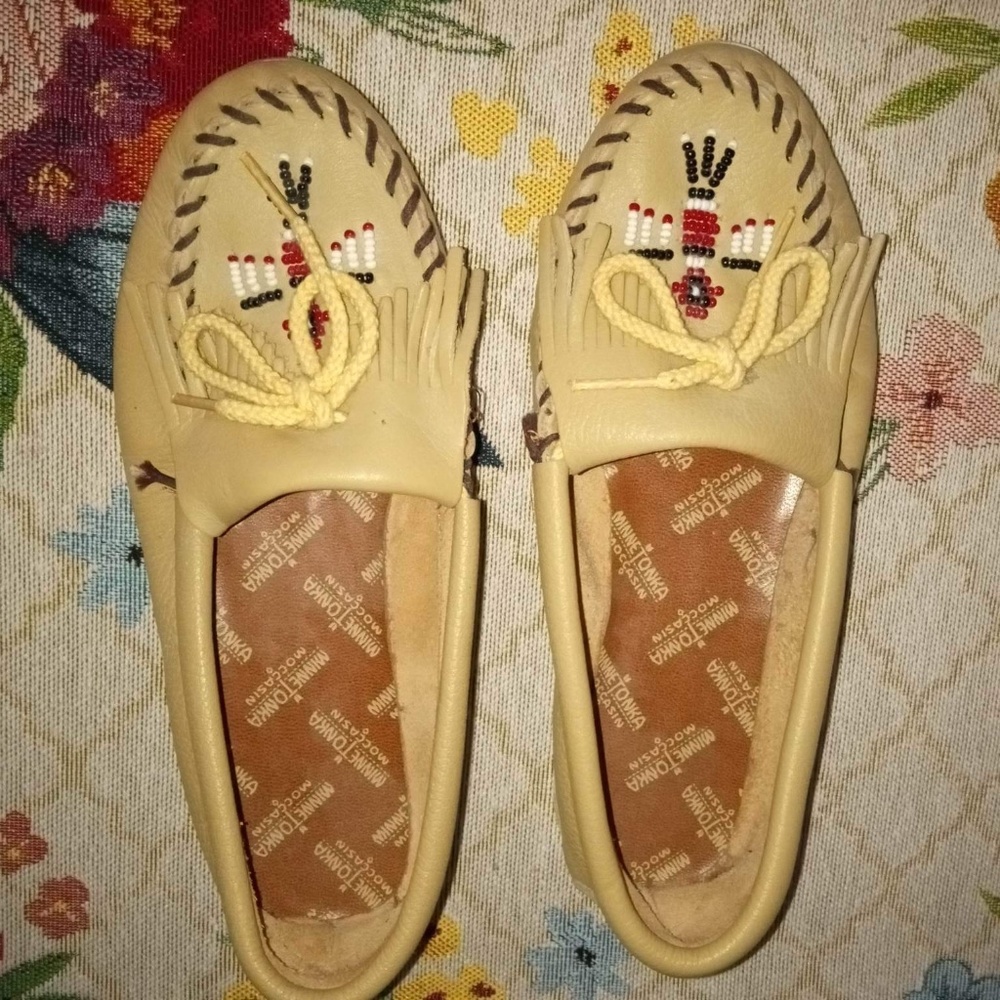 Vintage Women’s Minnetonka Thunderbird Beaded Tan Leather Moccasin Size 5.5